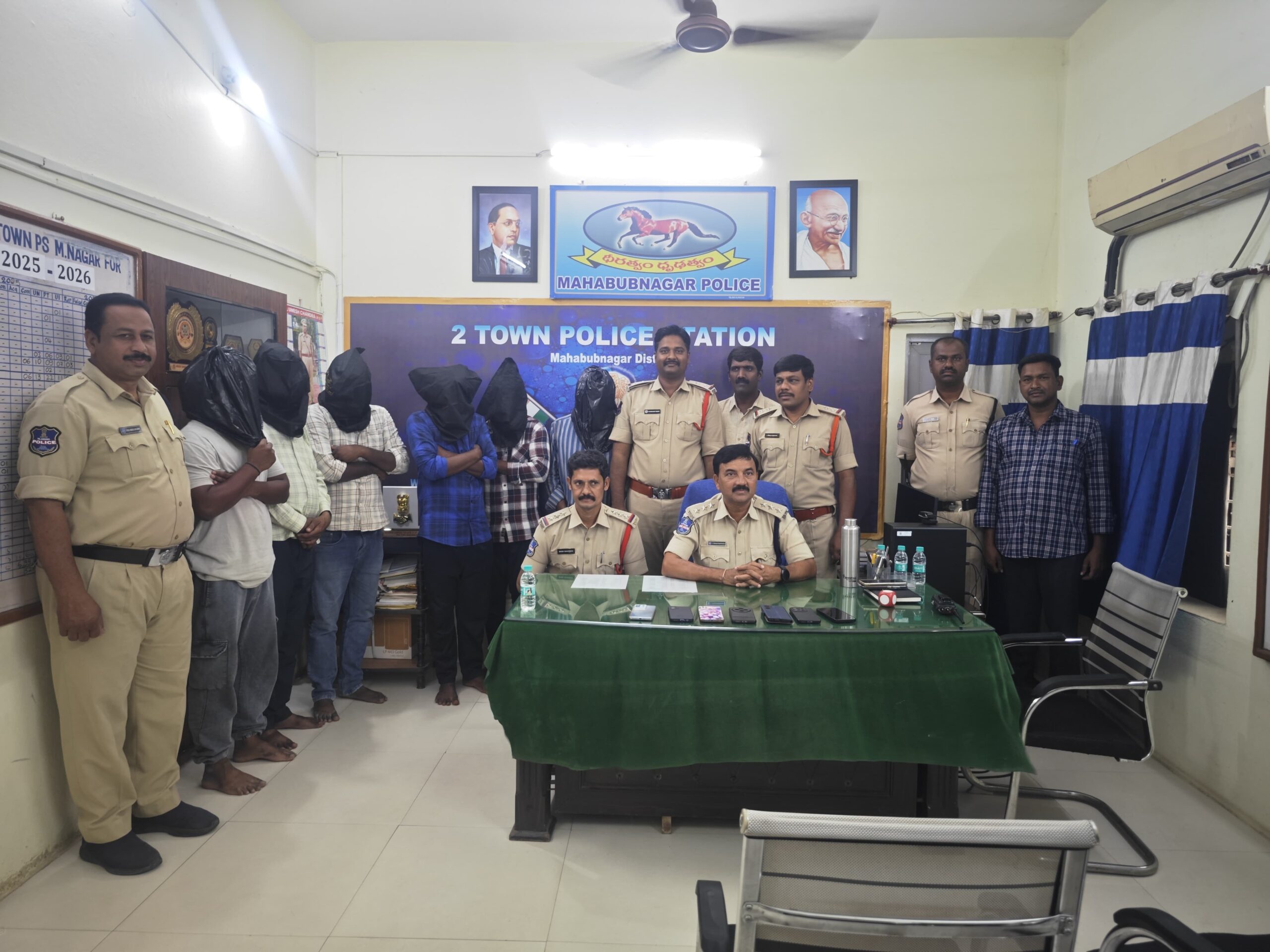 వ్యభిచార గృహంపై పోలీసులు దాడి