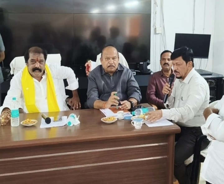 కోతుల బెడద నివారించాలని ఎమ్మెల్యేకు వినతి