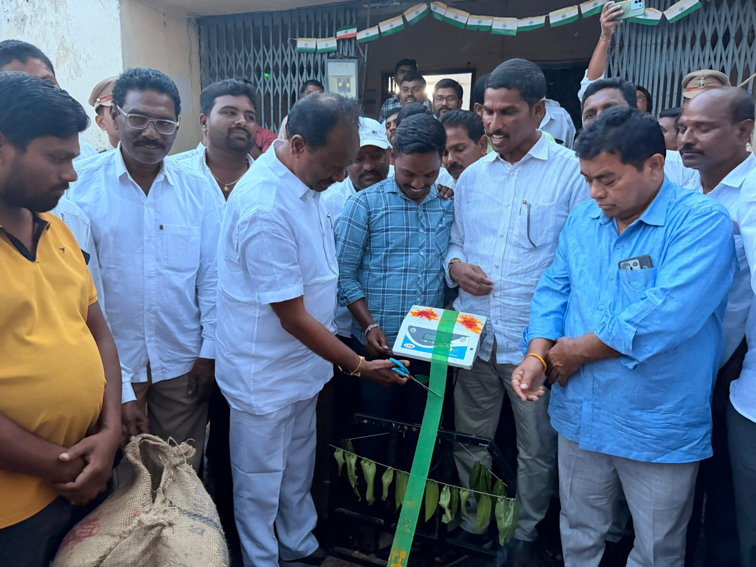 కొనుగోలు కేంద్రాలను ప్రారంభించిన ఎమ్మెల్యే