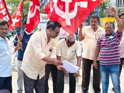 ‘కార్మికుల హక్కులను కాలరాస్తున్న కేంద్ర ప్రభుత్వం’