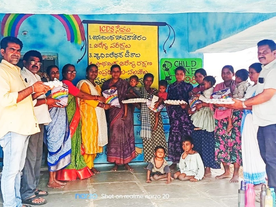కార్మికుల పిల్లలకు పౌష్టికాహారం పంపిణీ చేసిన సర్పంచ్