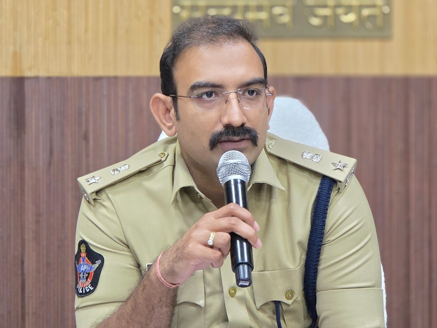 లోన్ యాప్స్‌తో జాగ్రత్త: ఎస్పీ