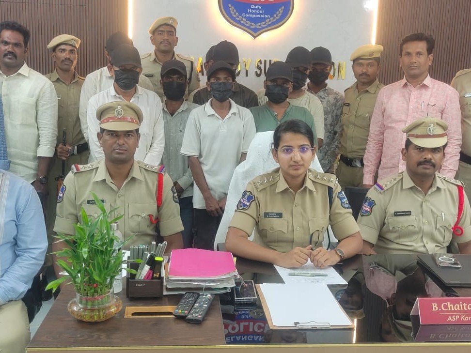 పోలీసుల అదుపులో గంజాయి విక్రయించే ముఠా