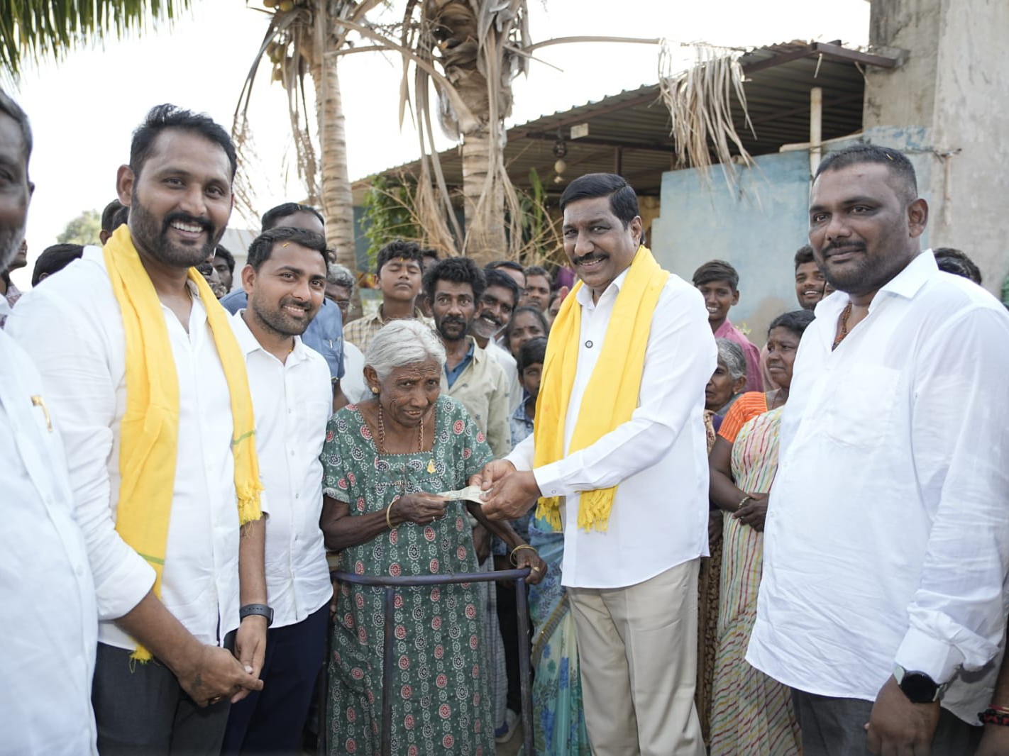 పెన్షన్లు పంపిణీ చేసిన మంత్రి బీసీ జనార్దన్ రెడ్డి.