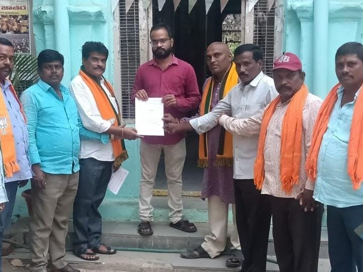 తహసీల్దార్ కార్యాలయంలో వినతిపత్రం అందచేత