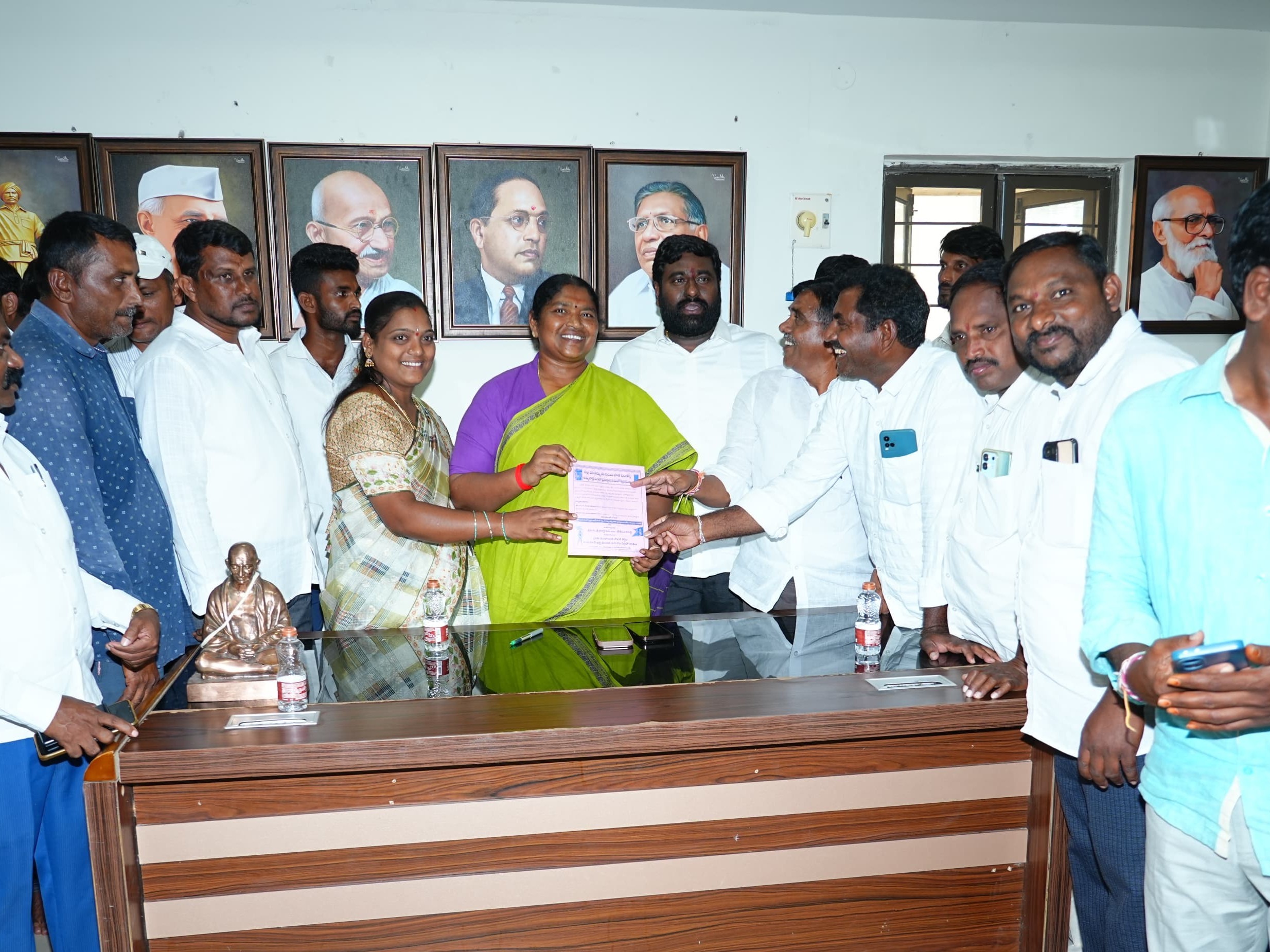 విగ్రహ ప్రతిష్ఠాపనకు మంత్రి సీతక్కకు ఆహ్వానం