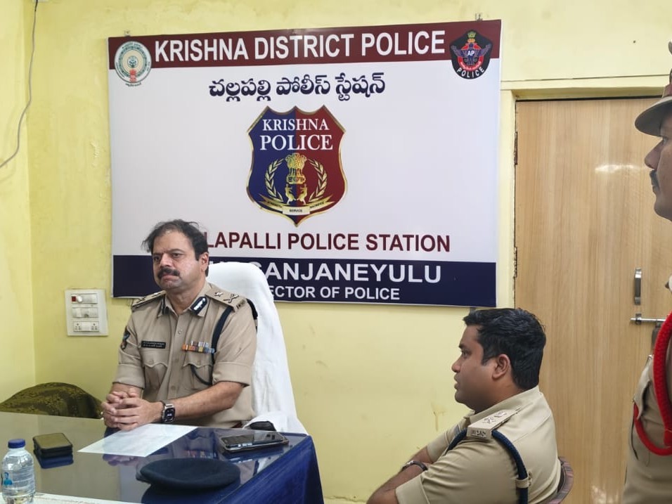 చల్లపల్లి పోలీస్ స్టేషన్ పరిశీలించిన అధికారులు