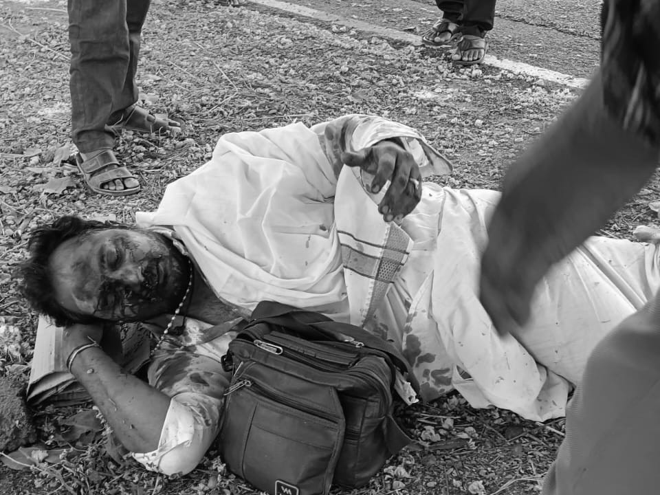 బైక్ బోల్తా.. పూజారికి తీవ్ర గాయాలు