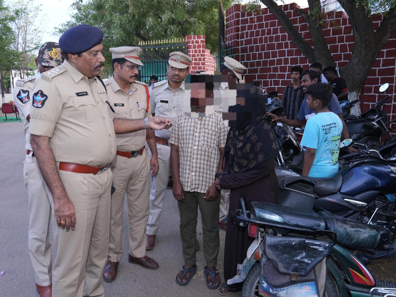 మైనర్లకు వాహనాలిస్తే చర్యలు తప్పవు: డీఎస్పీ