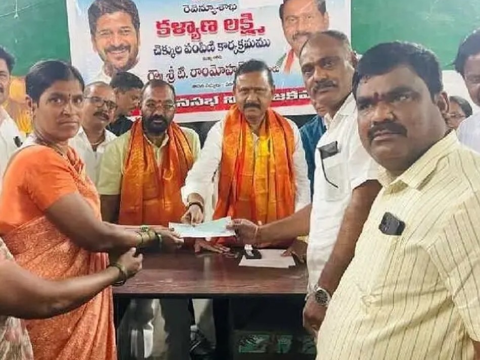 లబ్ధిదారులకు చెక్కులు అందజేసిన ఎమ్మెల్యే