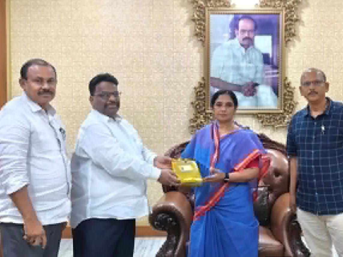 ఎమ్మెల్యే పరిటాల సునీతను కలిసిన అధికారులు