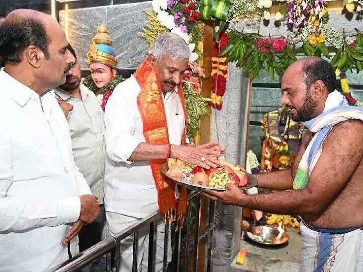 ఆలయ ప్రారంభ పూజలో పెద్దిరెడ్డి
