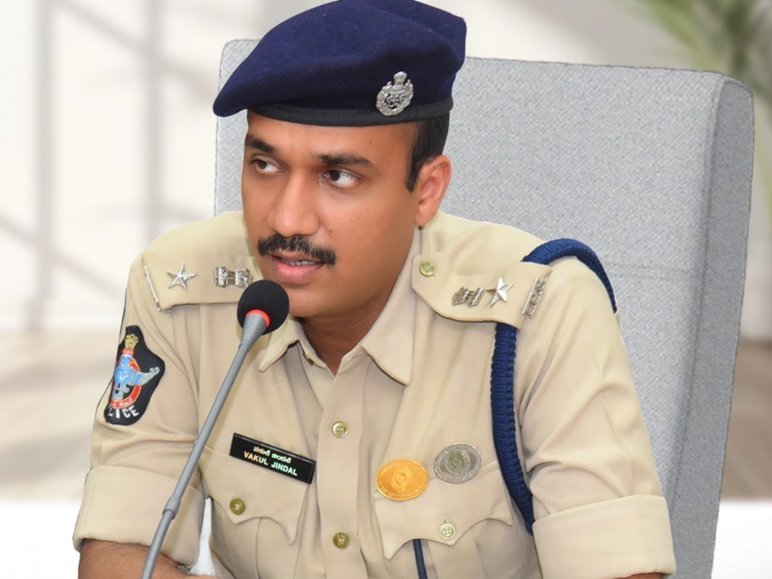 పేకాటలో పట్టుబడిన కానిస్టేబుల్ సస్పెండ్