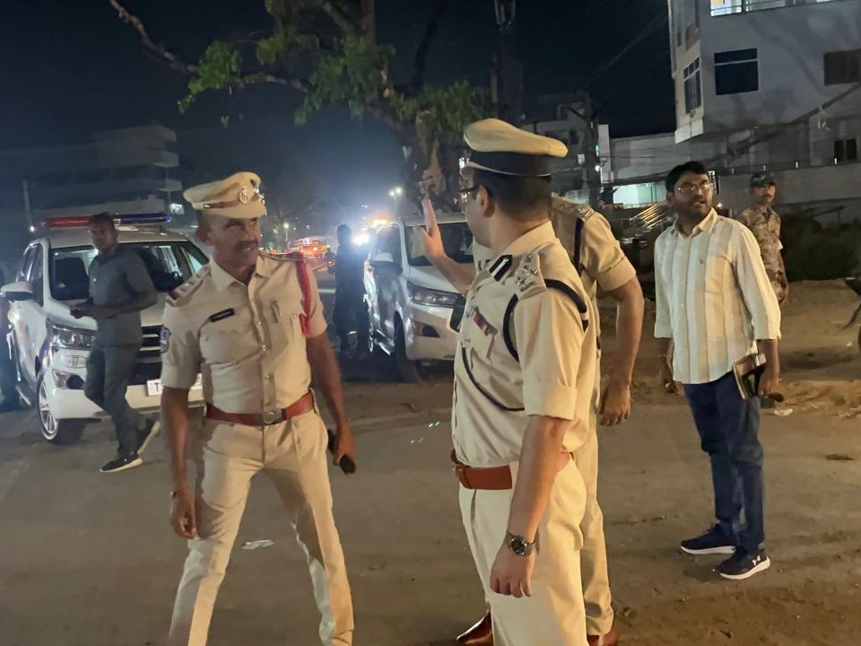 ఏసీసీ రహదారిపై ‘బ్లాక్ స్పాట్’ను పరిశీలించిన సీపీ