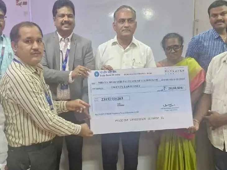 డ్రైవర్ మృతి.. కుటుంబానికి 1.30కోట్ల అందజేత