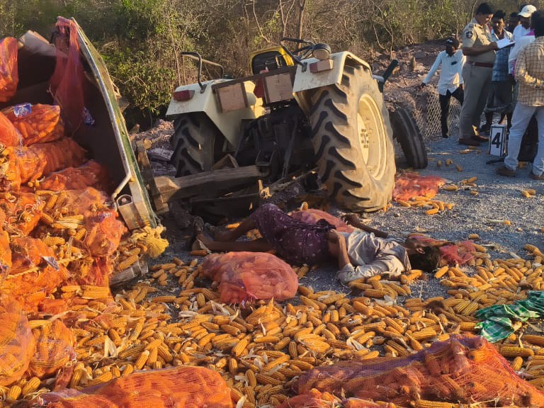 ట్రాక్టర్ బోల్తా పడి వ్యక్తి మృతి