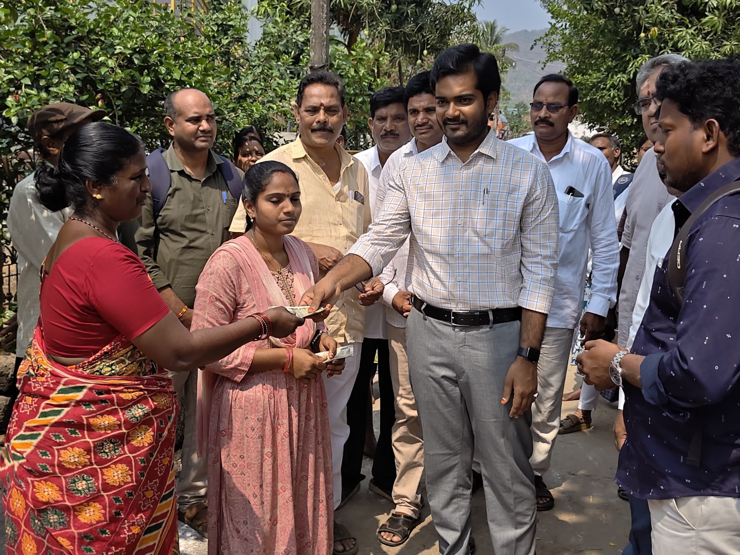 ఇంటింటికి వెళ్లి పింఛన్లను పంపిణీ చేసిన జాయింట్ కలెక్టర్