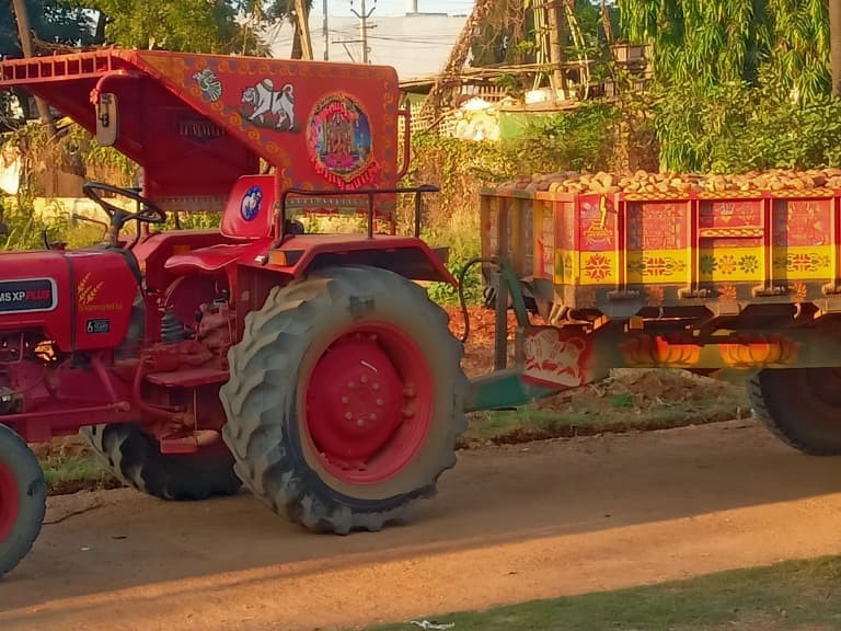 కంకర తరలిస్తున్న ట్రాక్టర్లను స్వాధీనం