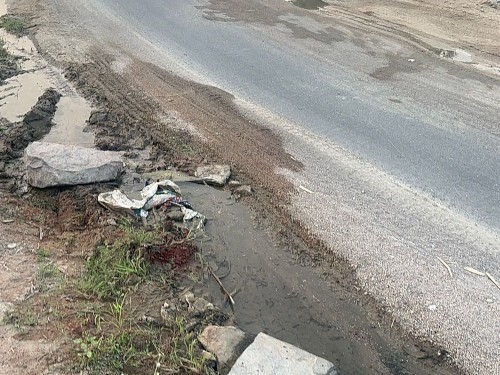 మిషన్ భగీరథ పైప్‌లైన్ లీక్‌.. రోడ్డుపై వృథాగా పోతున్న నీరు