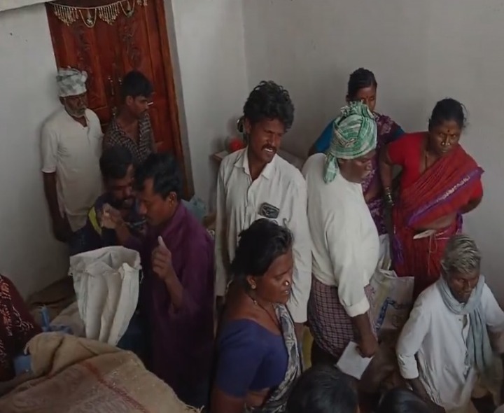 మండలంలో కిక్కిరిసినా రేషన్ దుకాణాలు