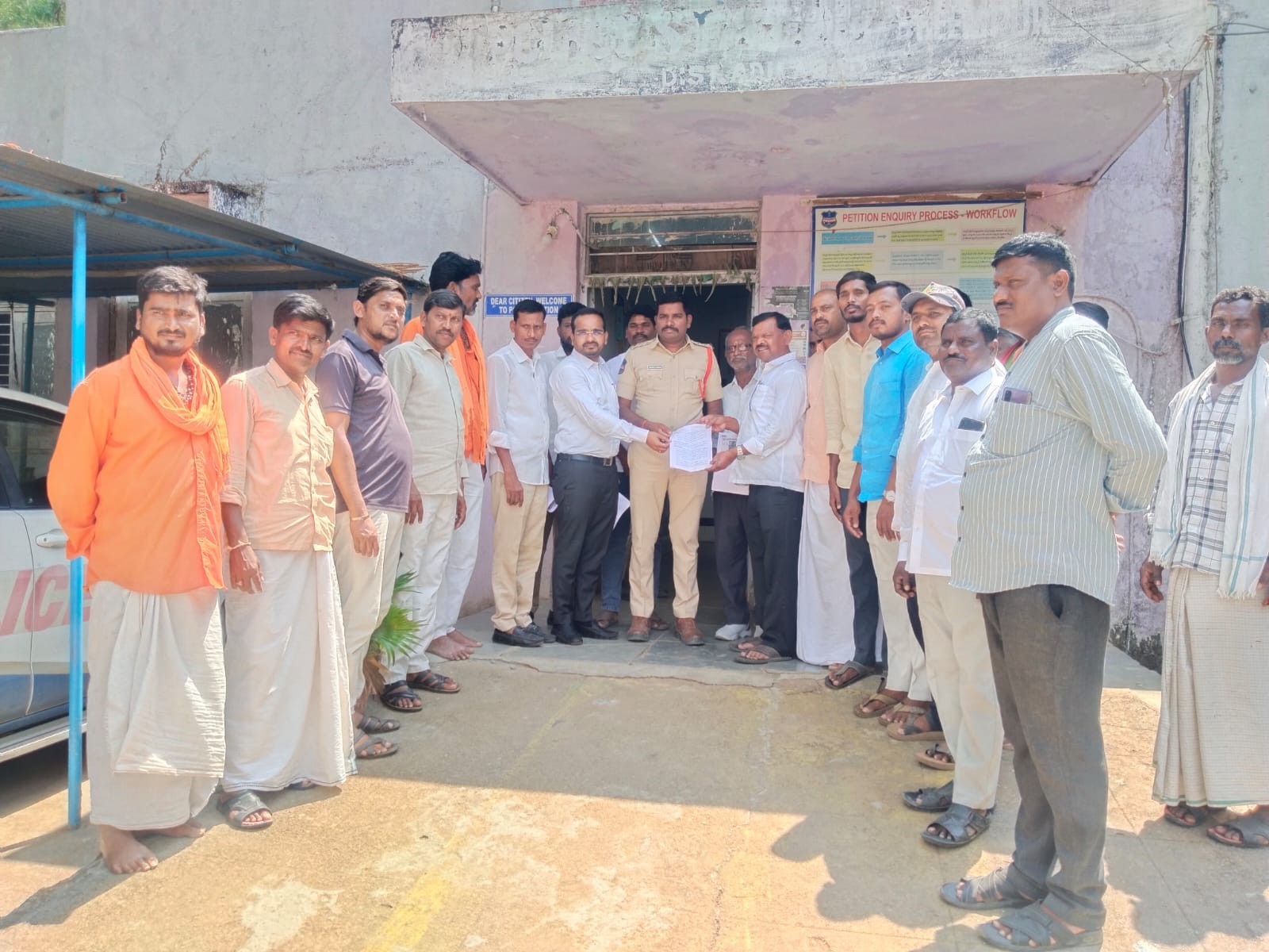 ‘గుత్తేదారుపై చర్యలు తీసుకోవాలని ఎస్సైకి ఫిర్యాదు’