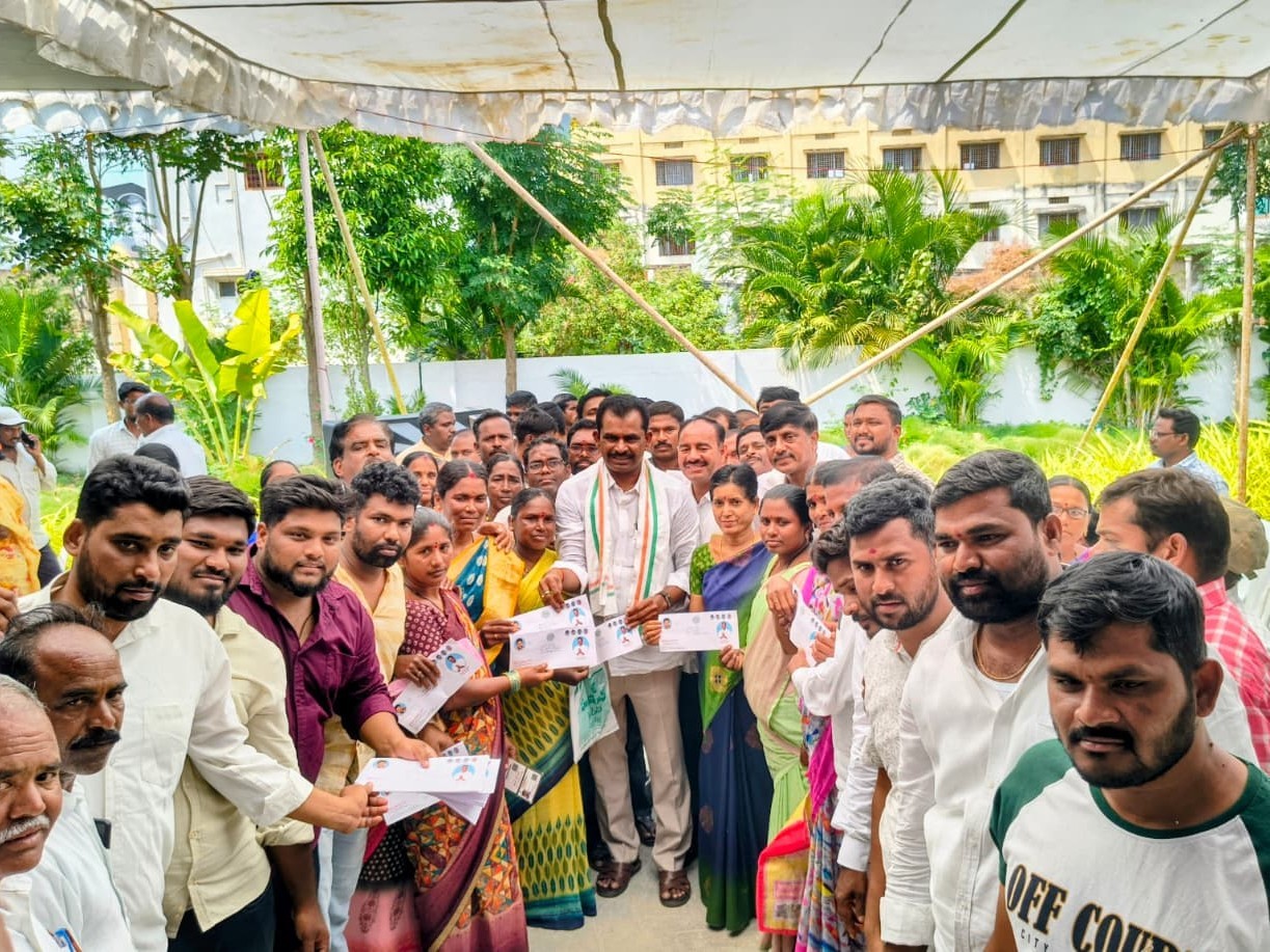 కళ్యాణ లక్ష్మి  చెక్కులను పంపిణీ చేసిన ఎమ్మెల్యే