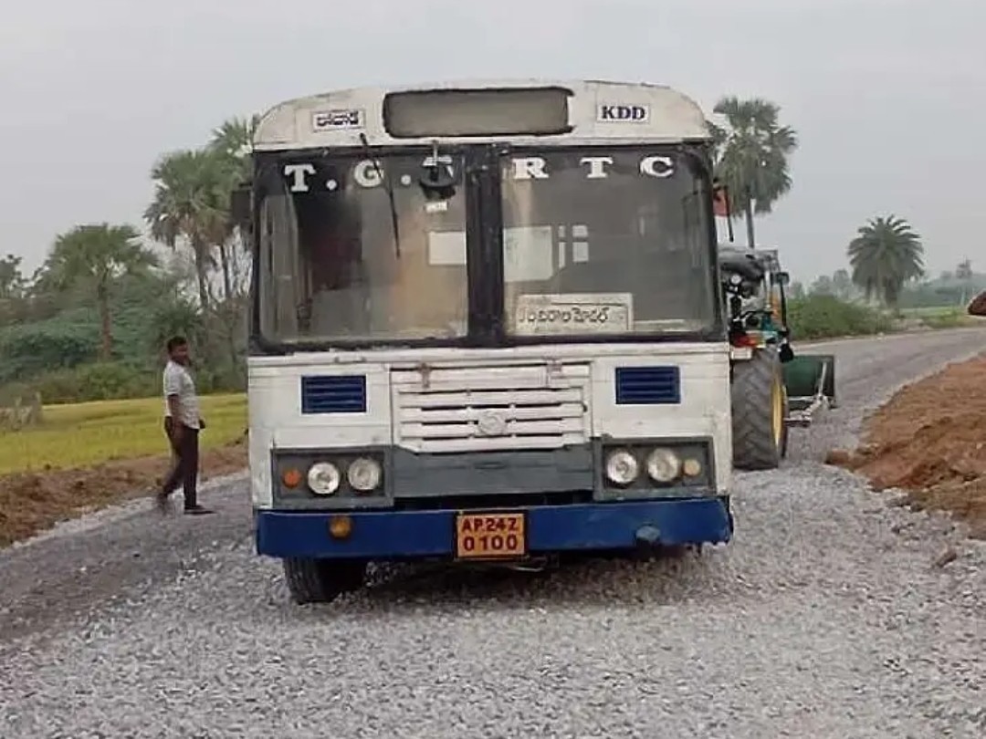 రహదారి కంకరమయం.. ఇబ్బందుల్లో విద్యార్థులు