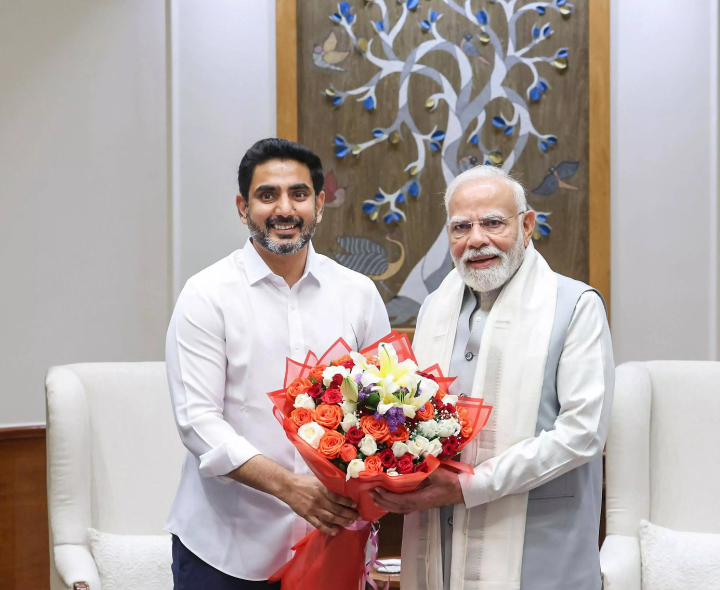 ప్రధాని మోదీని కలిసిన మంత్రి లోకేష్