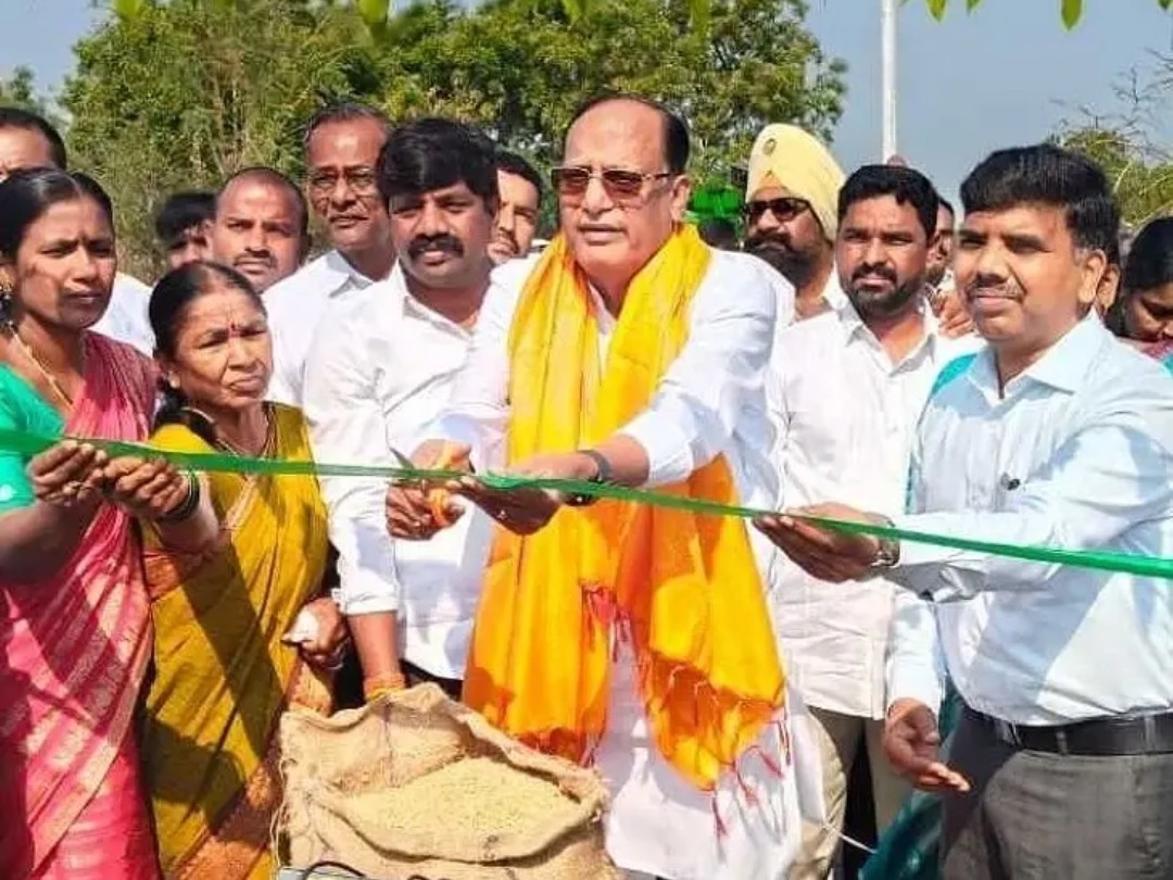 ఉరుమడ్ల రైతులకు శుభవార్త.. కొనుగోలు కేంద్రం ప్రారంభం