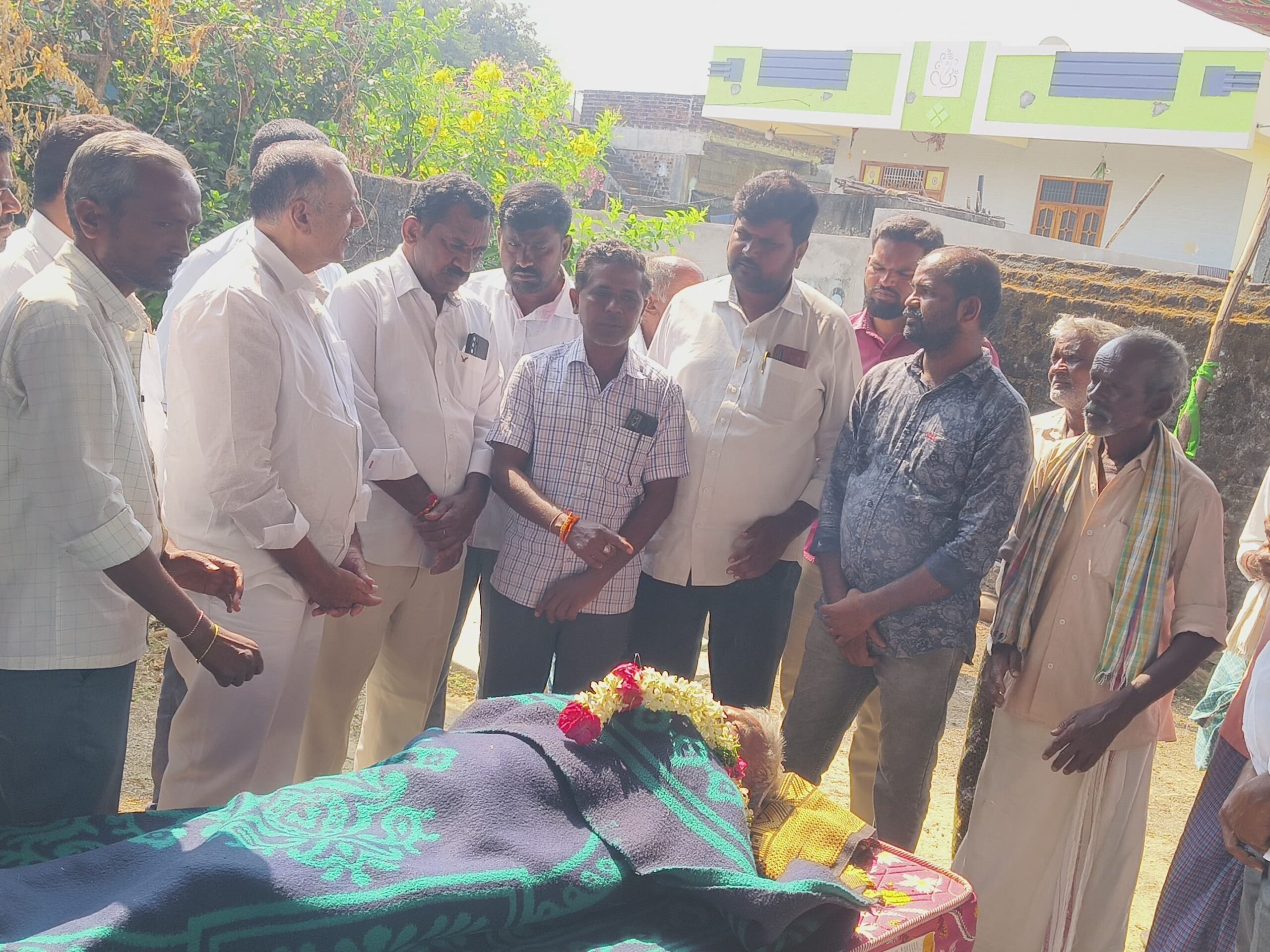 గ్రామ శాఖ అధ్యక్షుడు మృతి.. పరామర్శించిన మాజీ ఎమ్మెల్యే