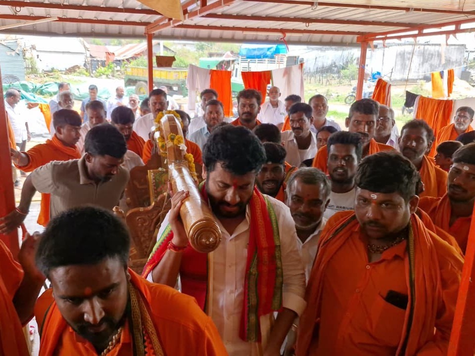 పల్లకి సేవలో పాల్గొన్న MLA అనిల్ జాదవ్