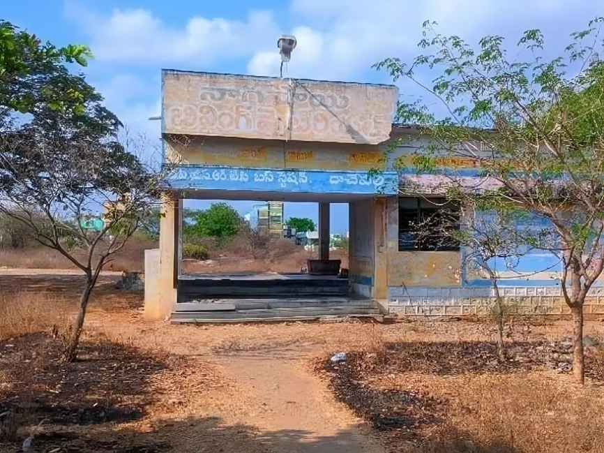 బస్సులు రాని బస్టాండ్..!