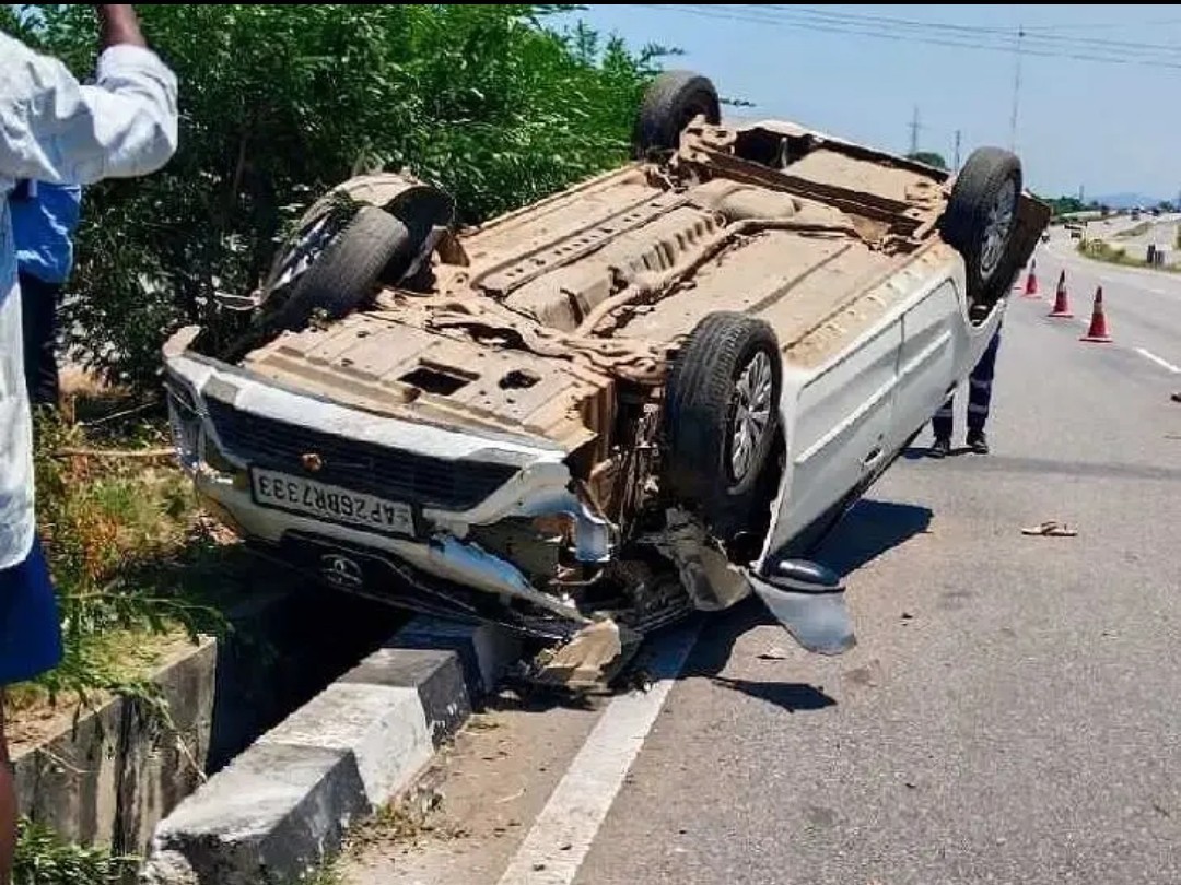 అదుపుతప్పి బోల్తాపడ్డ కారు