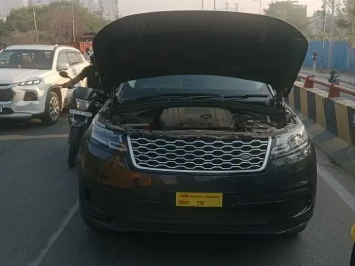 సైబర్ టవర్స్ ఫ్లైఓవర్‌పై  కారు బ్రేక్ డౌన్