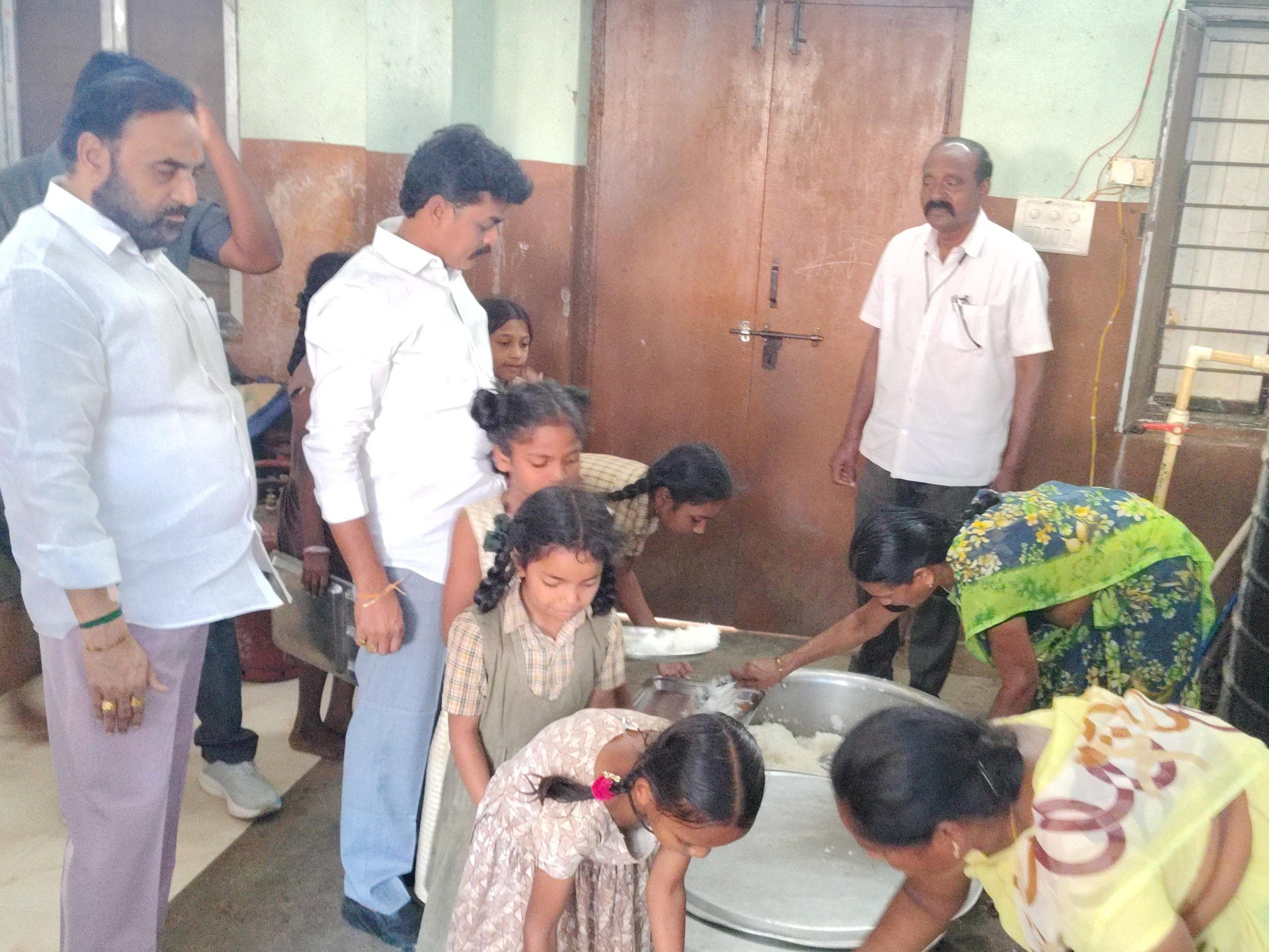 వసతి గృహాన్ని తనిఖీ చేసిన ఎమ్మెల్యే