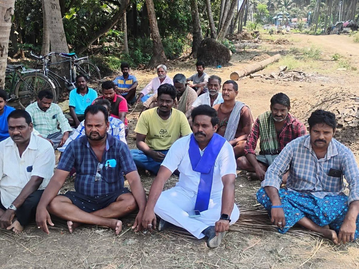 మండలంలో స్మశాన వాటిక కేటాయించాలని ధర్నా