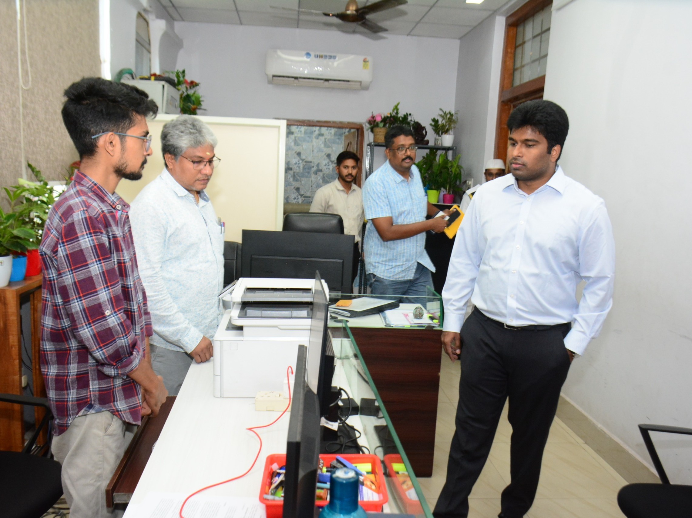 కలెక్టరేట్ విభాగాల పరిశీలనలో కలెక్టర్