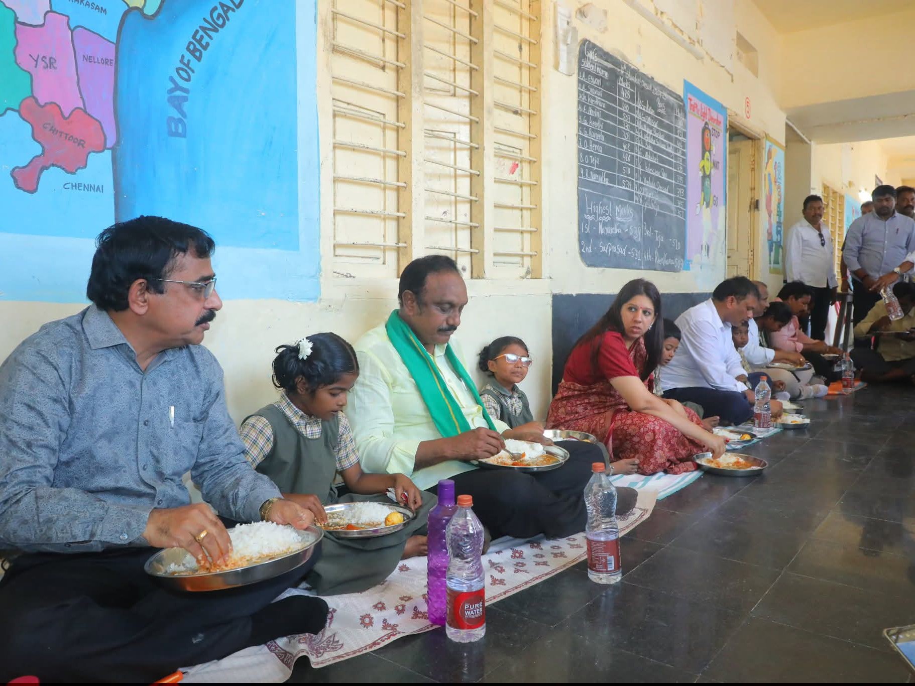 పిల్లలతో భోజనం చేసిన ఎమ్మెల్యే