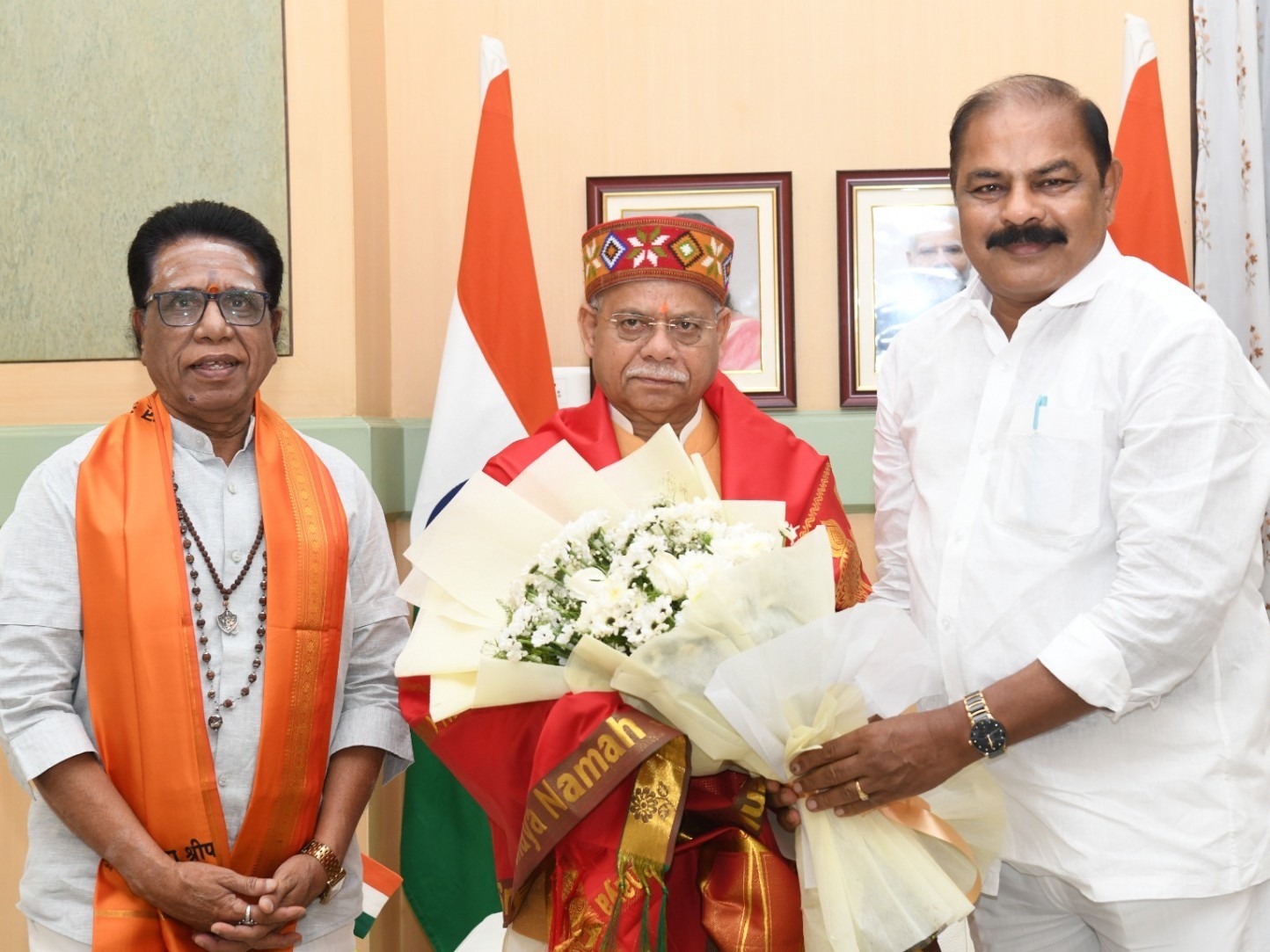 గవర్నర్‌ను కలిసిన ఇంఛార్జ్