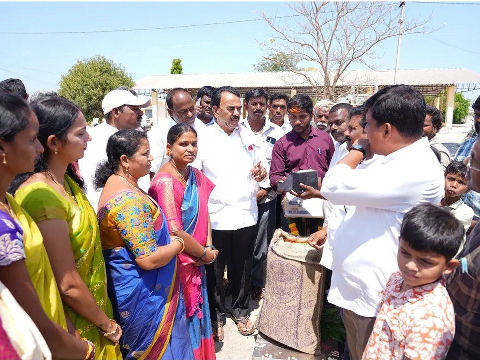 మొక్కజొన్న కొనుగోలు కేంద్రాన్ని ప్రారంభించిన మంత్రి