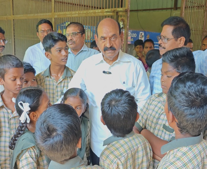 మెనూ పాటించకపోవడంపై మంత్రి ఆగ్రహం