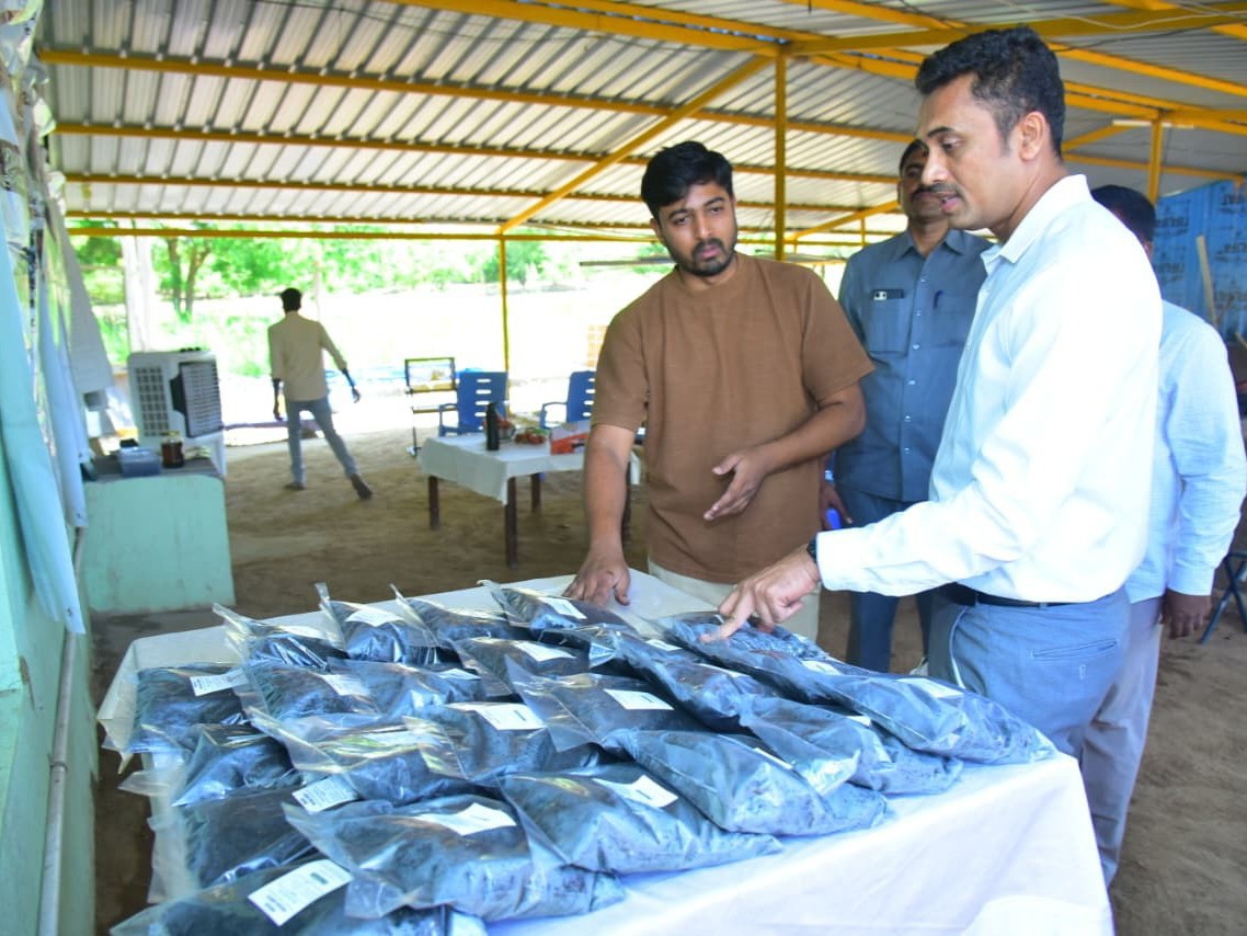 బయోచార్ తయారీ కేంద్రాన్ని సందర్శించిన కలెక్టర్