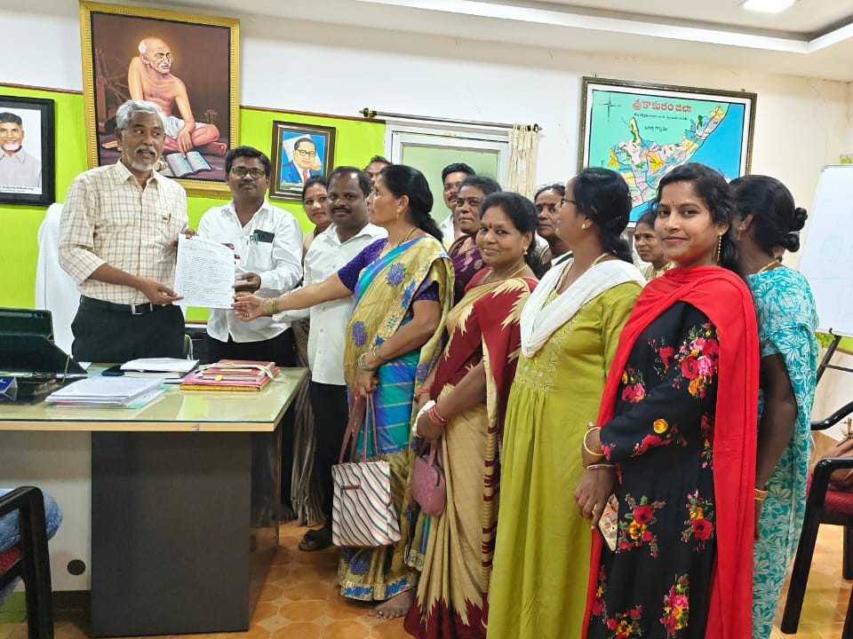 ‘VOAలకు బకాయి వేతనాలు చెల్లించాలి’