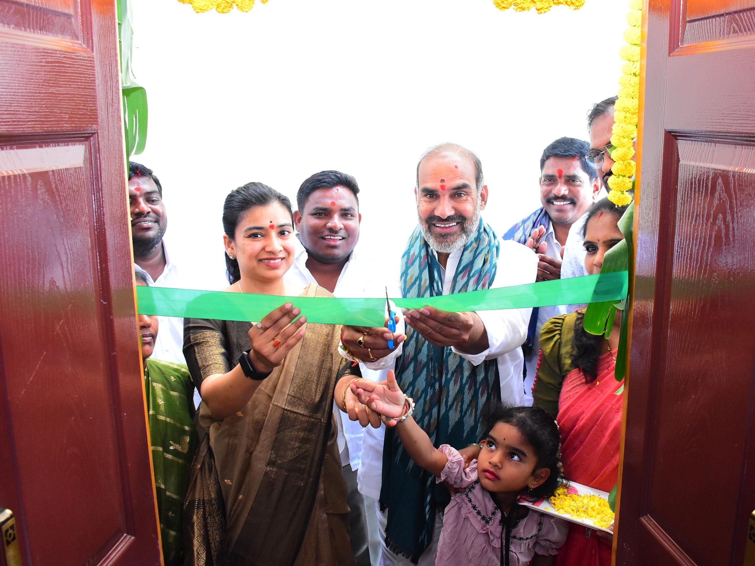 ఇందిరమ్మ గృహ ప్రవేశంలో  పాల్గొన్న ఎమ్మెల్యే, కలెక్టర్