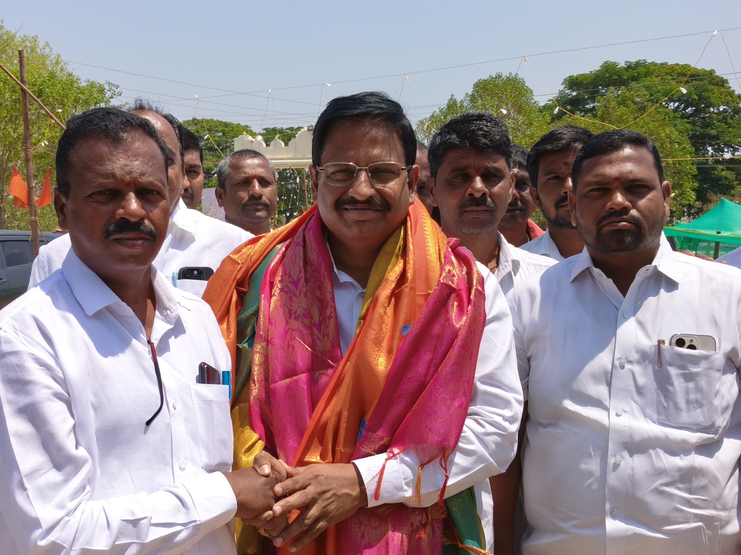 రుక్మిణి పాండురంగ స్వామిని దర్శించకున్న ఎమ్మెల్యే