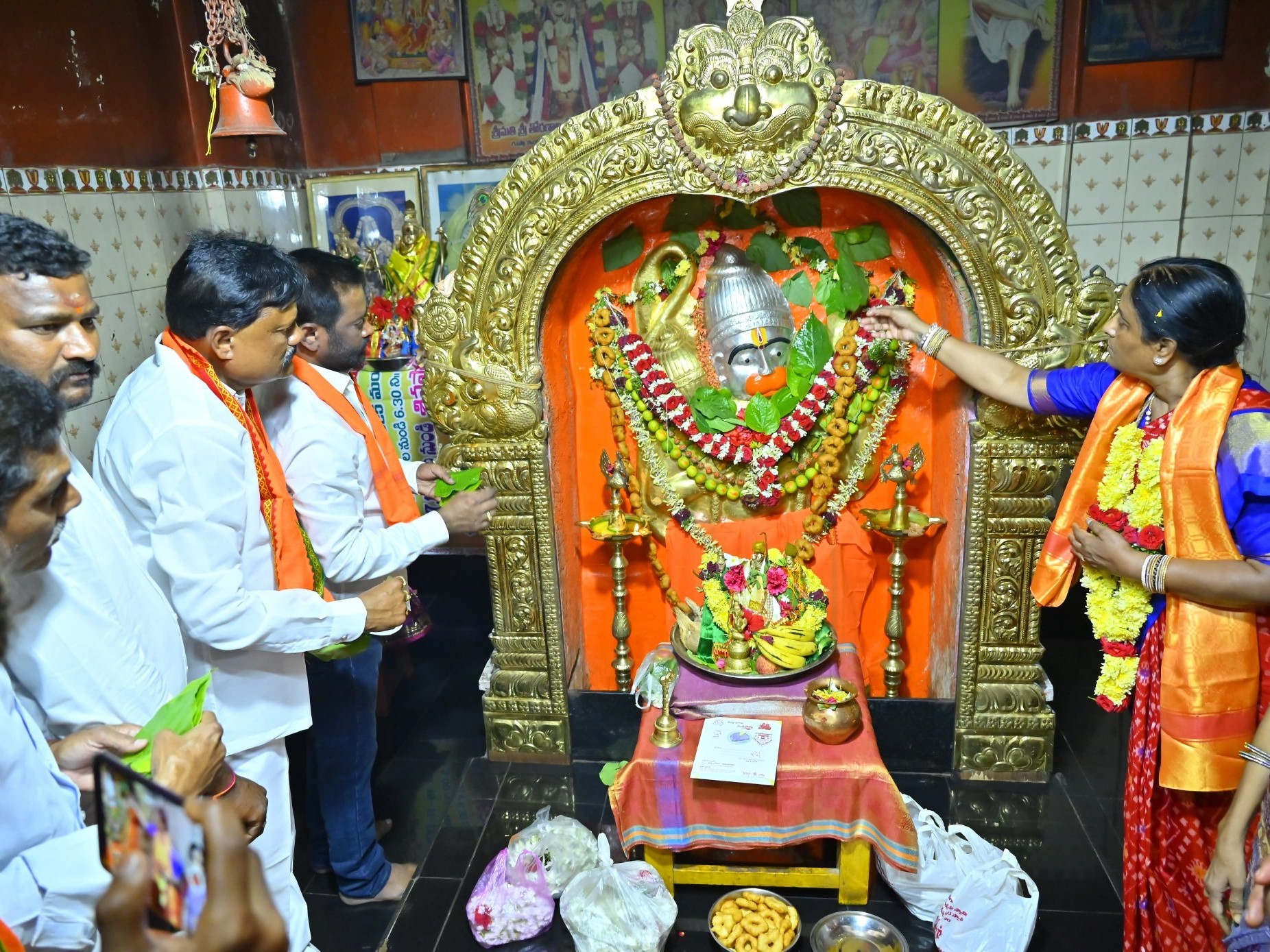 వీరాంజనేయ స్వామిని దర్శించుకున్న మంత్రి