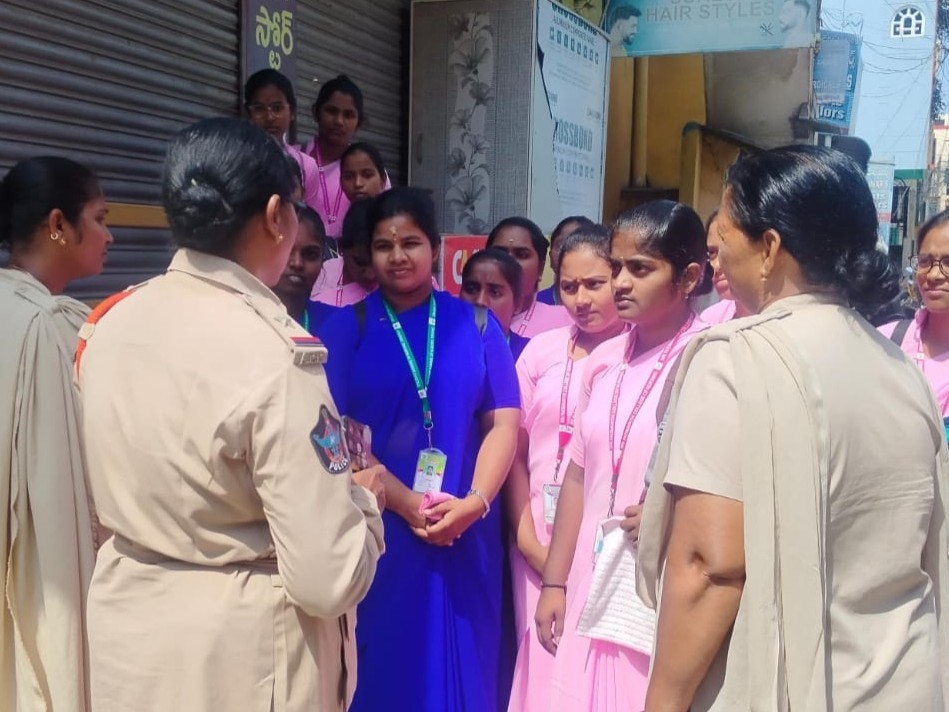 మహిళల భద్రతపై పోలీసుల అవగాహన కార్యక్రమం