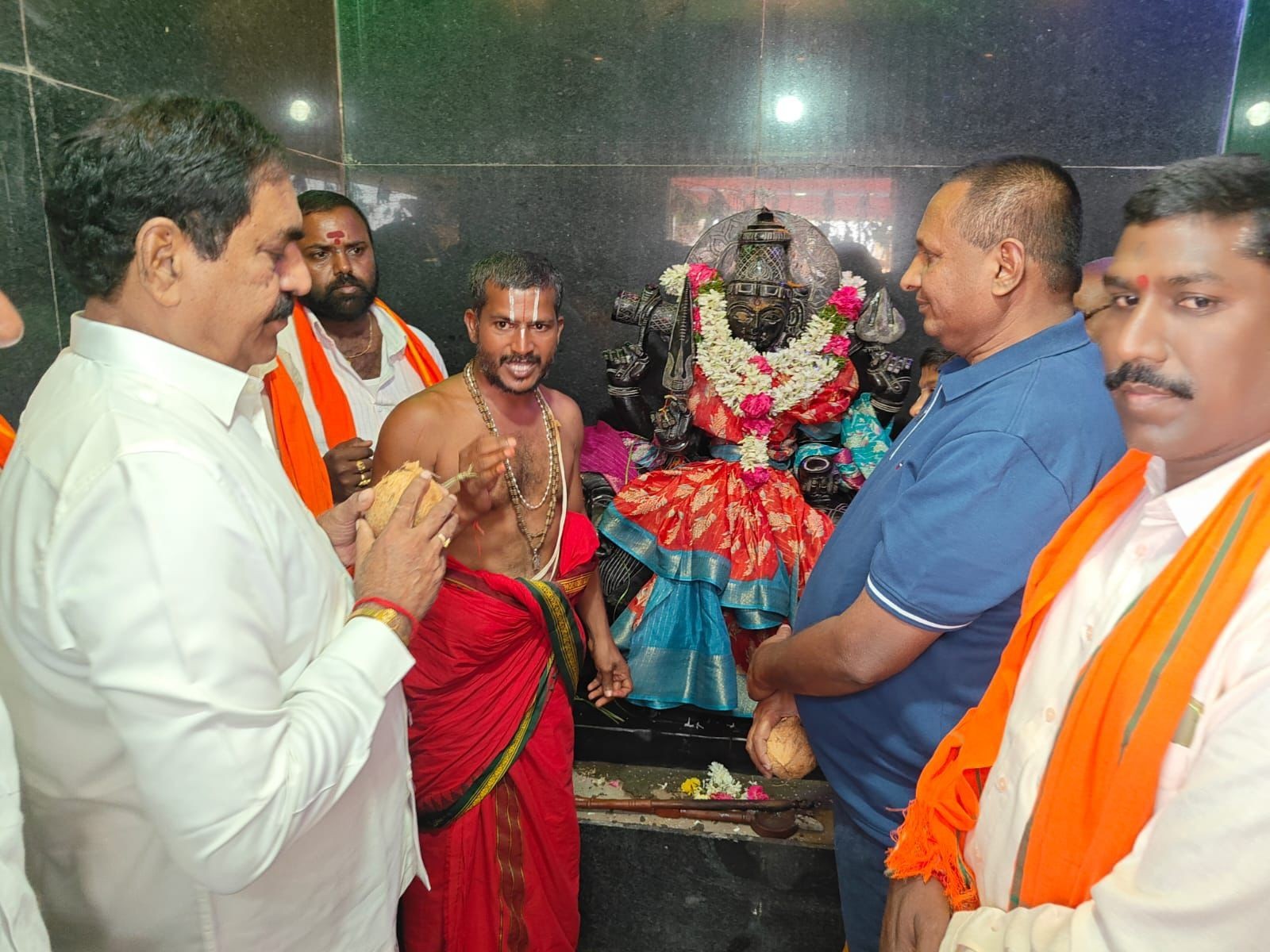 పెద్దమ్మ తల్లిని దర్శించుకున్న మాజీ మంత్రి