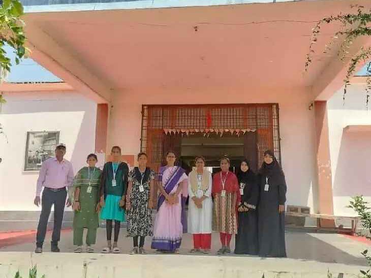 11 మంది విద్యార్థినిలకు స్కాలర్‌షిప్ అందజేత