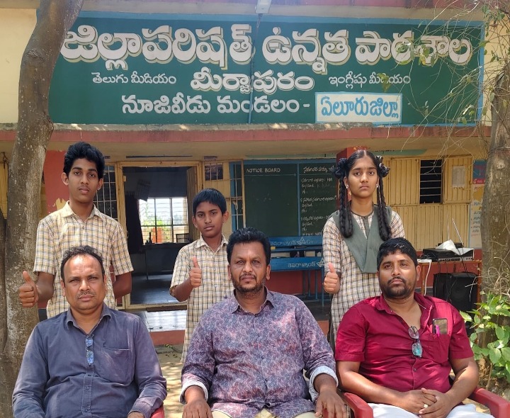 స్కాలర్‌షిప్‌కు ఎంపికైన జడ్పీ హైస్కూల్ విద్యార్థులు